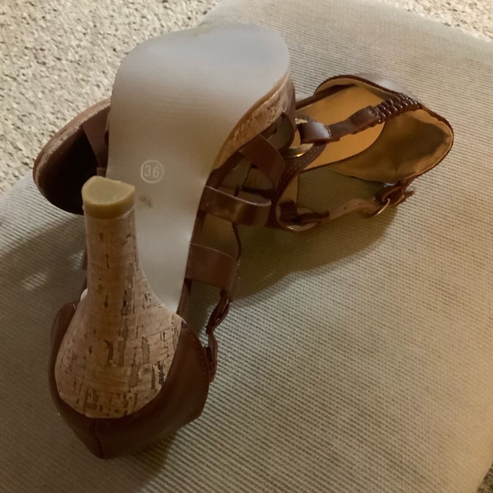 EUC BTKD BROWN WEDGE HEELED FISH MOUTHED WOMAN’S SANDALS SIZE 36 - Picture 3 of 5